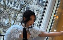 6 Potret Cantik Jennie Blackpink Pakai Sheer Bra dan Cape Dramatis di Chanel SS25 Couture Show, Terlihat Akrab dengan Kylie Jenner