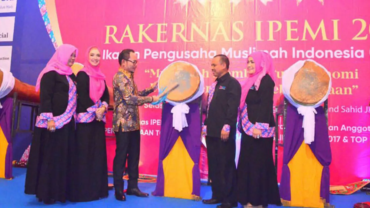 Menteri Hanif Luncurkan Gerakan Nasional Muslimah Membangun