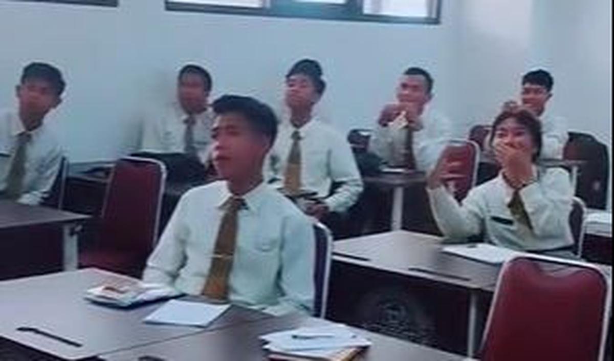 Lagu "Dear God" dianggap memiliki lirik dan nada yang mudah untuk dicerna dan diingat oleh siapapun yang mendengarkan.