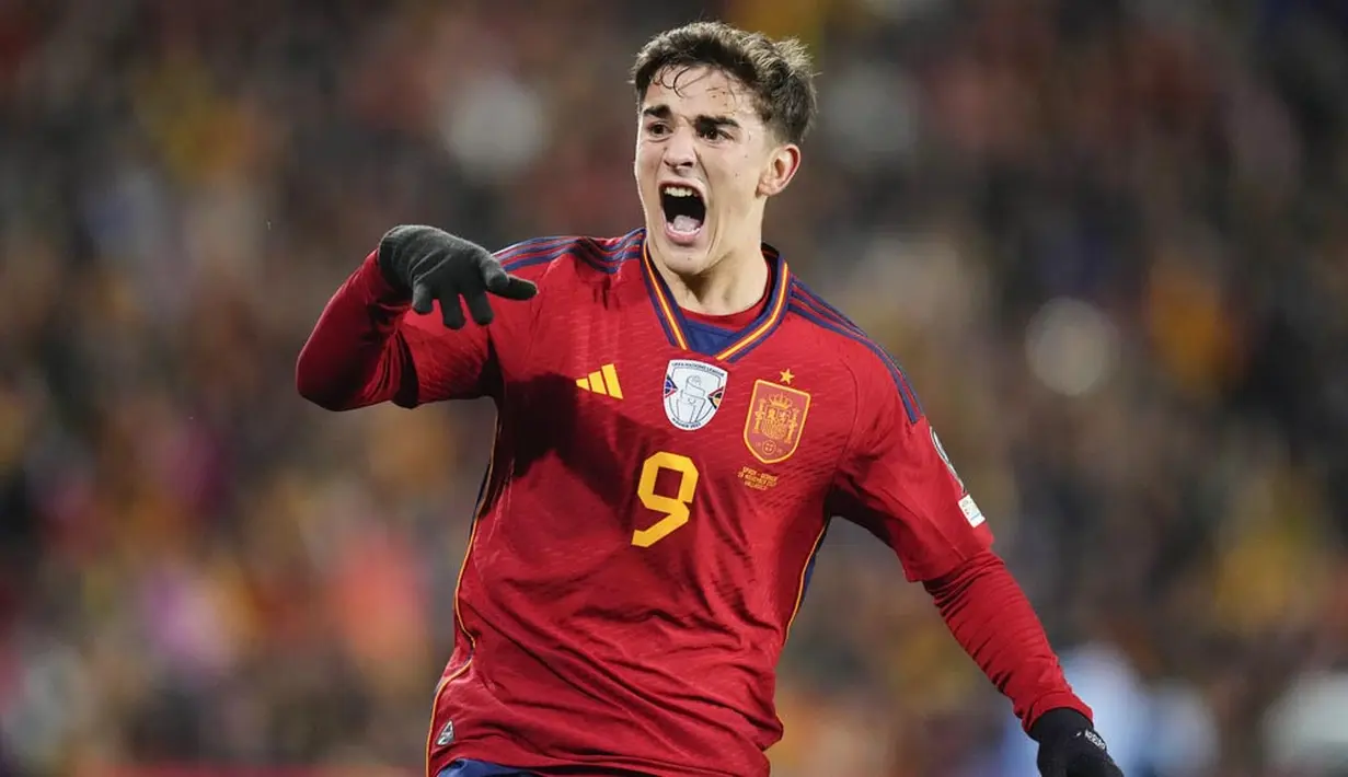 Pemain Spanyol, Gavi, menjerit kesakitan karena mengalami cedera lutut saat melawan Georgia pada kualifikasi Euro 2024 Grup A di Stadion Jose Zorrilla, Valladolid, Spanyol, Senin (20/11/2023). Gavi tampil sebagai starter di pertandingan ini. Namun, gelandang berusia 19 tersebut hanya bertahan selama 26 menit karena mengalami cedera pada lutut kanannya. (AP Photo/Manu Fernandez)