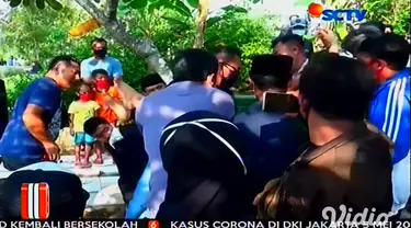 Berikut ini merupakan detik-detik prosesi pemakaman jenazah Didi Kempot di Tempat Pemakaman Umum (TPU) Desa Majasem, Kecamatan Kendal, Kabupaten Ngawi, Jawa Timur. Gubernur Jawa Tengah, Ganjar Pranowo turut hadir dalam pemakaman maestro campursari te...