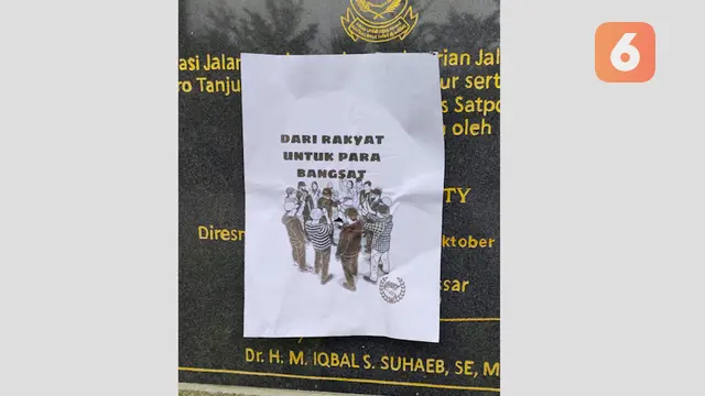 Poster yang ditinggalkan oleh OTK yang serang pos Satpol PP Makassar (Liputan6.com/Fauzan)