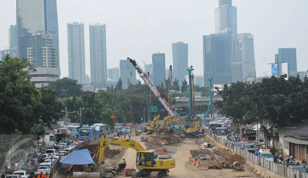 Pemandangan pembangunan underpass Mampang Prapatan-Kuningan, Jakarta, Selasa  (16/5). Pembangunan underpass itu dilakukan guna mengurangi kemacetan disekitar wilayah tersebut. (Liputan6.com/Helmi Afandi)