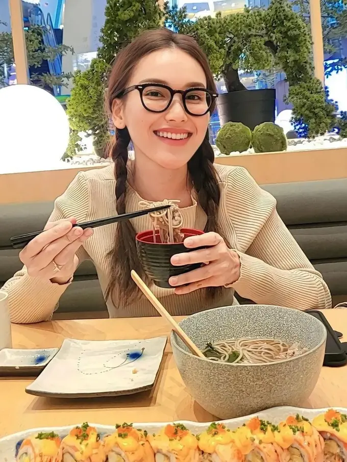 Pesona Ayu Ting Ting saat Rambut Dikepang Dua