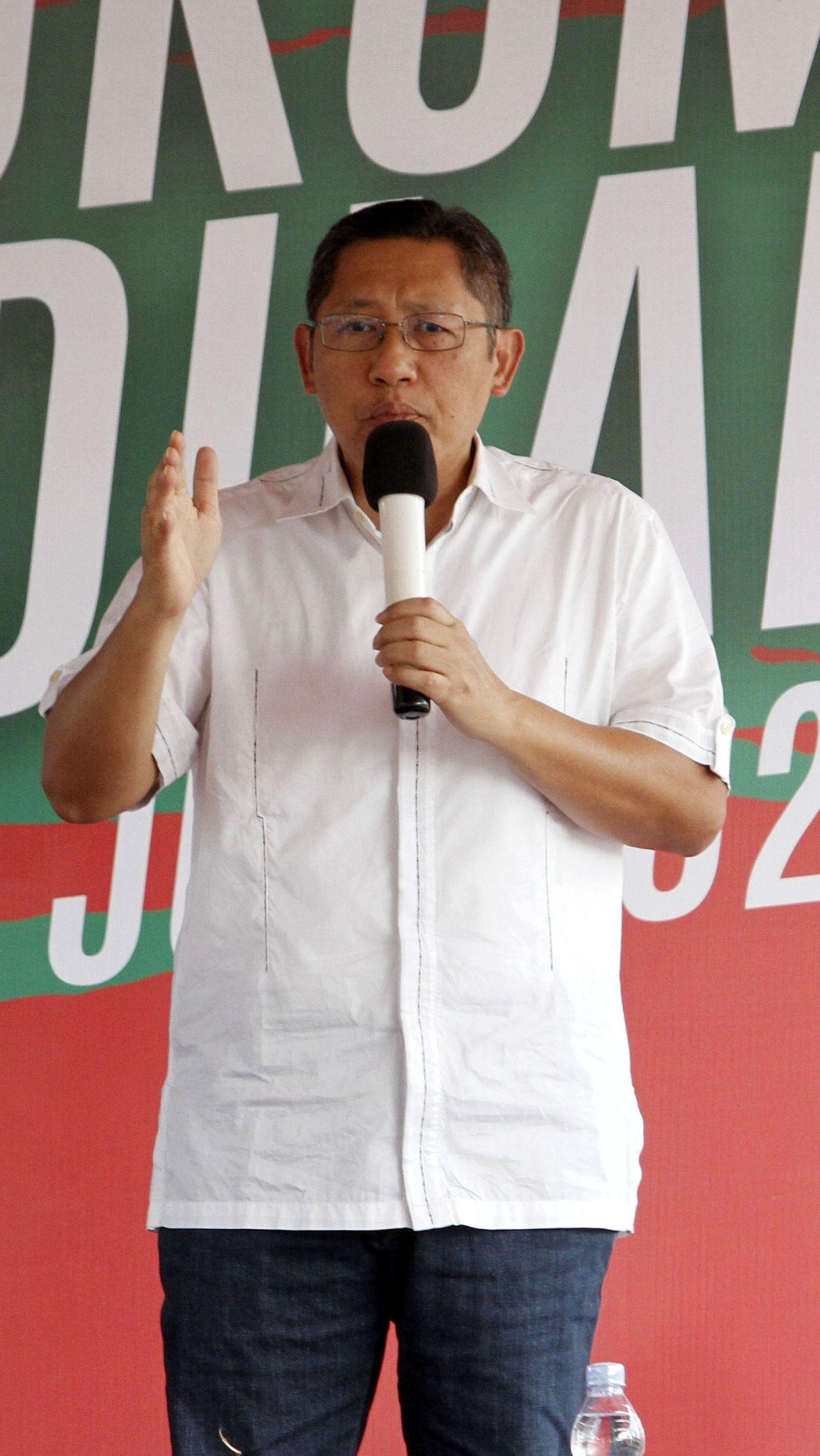 Namun, dalam acara tersebut mantan Ketua Umum Partai Demokrat itu tak ujuk-ujuk digantung. Dia justru merayakan momen ulang tahunnya yang ke-54.
