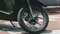 Jangan Sepelekan Ban Belakang Motor Goyang, Risikonya Serius
