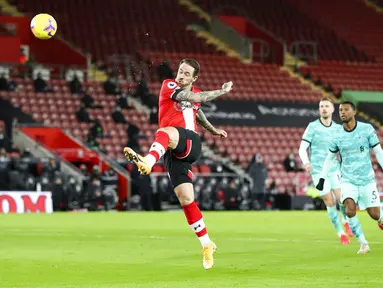 Pemain Southampton Danny Ings mencetak gol ke gawang Liverpool pada pertandingan Liga Inggris di St Mary's Stadium, Southampton, Inggris, Senin (4/1/2021). Southampton menang 1-0 atas Liverpool. (AP Photo/Noami Baker,Pool)