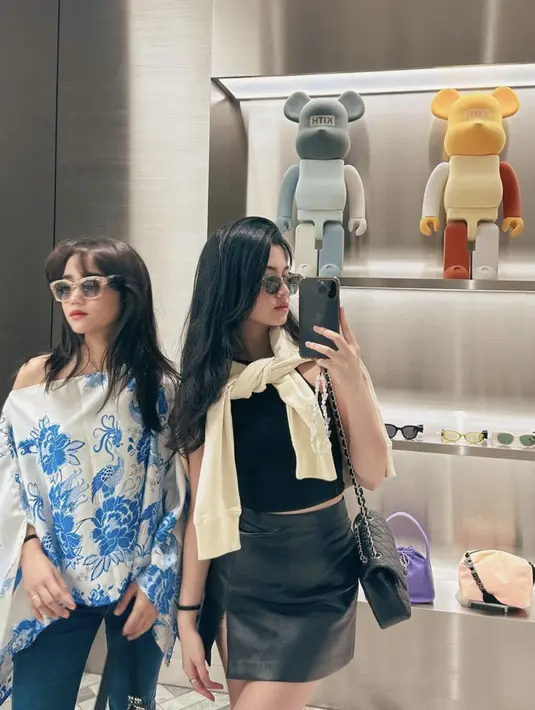 Mengenakan cape batik, Fuji berhasil tampilkan gaya yang stylish. [Foto: Instagram/ Fujian]