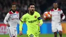 Penyerang Barcelona Lionel Messi mengejar bola saat menghadapi Lyon pada leg pertama babak 16 besar Liga Champions di Decines, Lyon, Prancis, Selasa (19/2). Laga berakhir 0-0. (AP Photo/Laurent Cipriani)