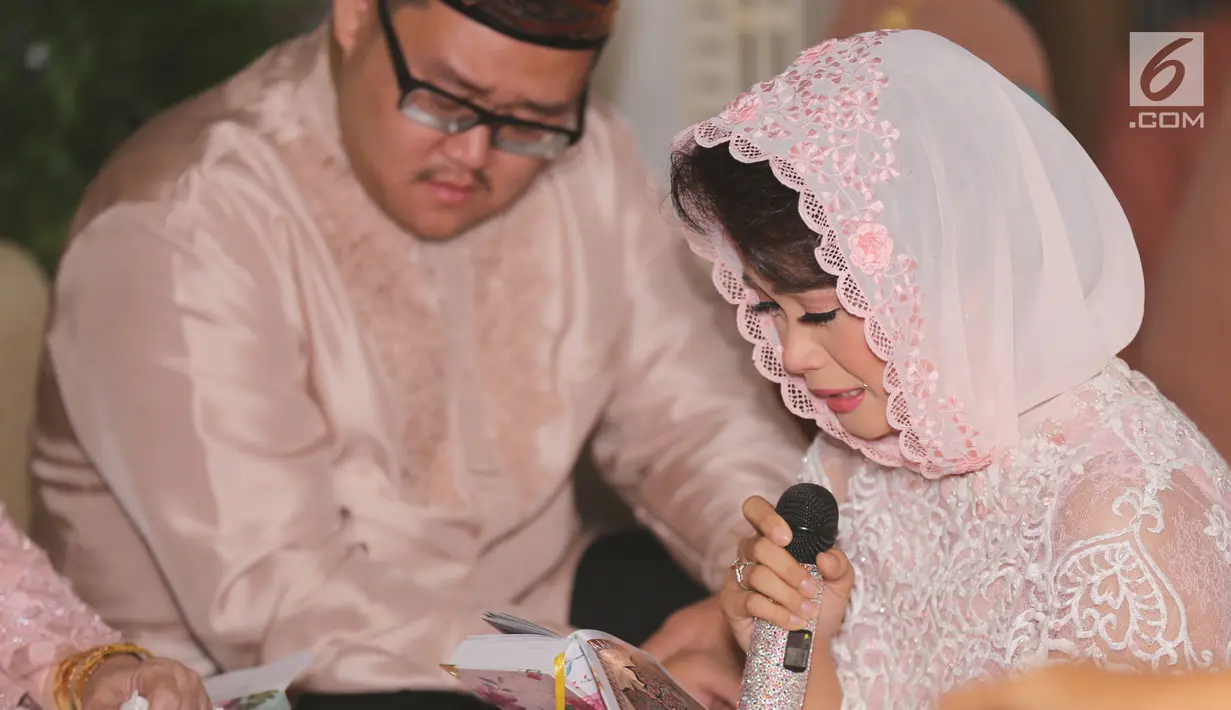 Aktris Sheza Idris saat pengajian di kediamannya kawasan Duri Kosambi, Jakarta, Kamis (10/08). Sheza Idris bersama keluarganya menggelar pengajian dan siraman jelang pernikahannya. (Liputan6.com/Herman Zakharia)
