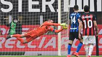Samir Handanovic tampil gemilang saat mengawal gawang Inter Milan pada laga pekan ke-23 Serie A kontra AC Milan di San Siro, Minggu (21/2/2021) malam WIB. Berkat peran Handanovic, Inter menang 3-0 atas Milan. (AFP/Miguel Medina)