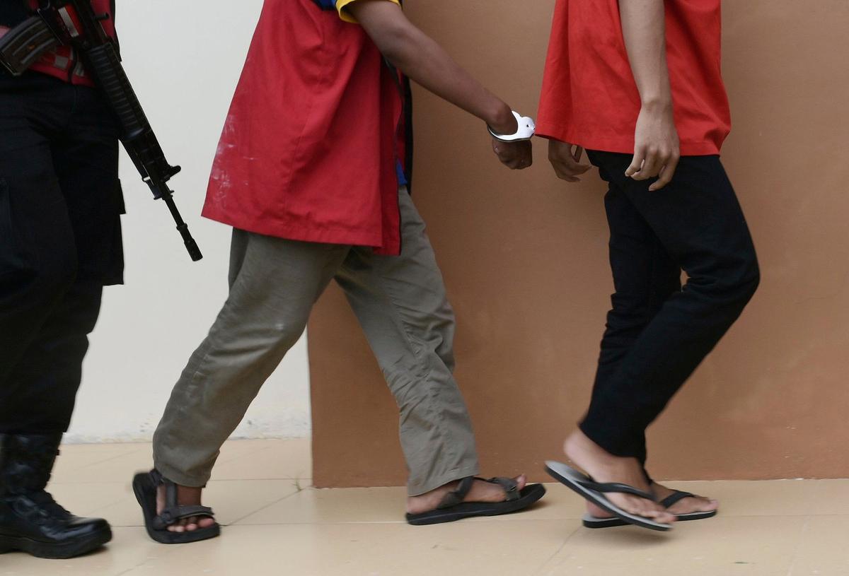 FOTO: Terbukti Lakukan Hubungan Sesama Jenis, Dua Pria di Banda Aceh Divonis 80 Kali Cambuk