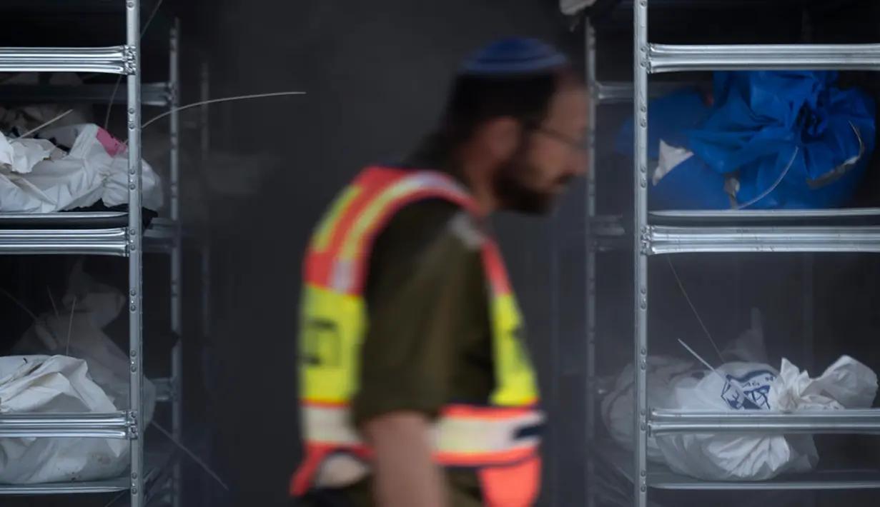 Sementara hingga saat ini, Kementerian Kesehatan Gaza mengatakan lebih dari 5.000 orang telah terbunuh di daerah itu sejak Israel melancarkan serangan udara sebagai tanggapan atas serangan Hamas tiga minggu lalu. Angka bertambah seiring 300 serangan dalam 24 jam yang dilancarkan Israel. (AP Photo/Petros Giannakouris)