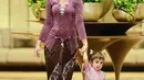 Selebgram dan beauty content creator Nanda Arsyinta mengenakan kebaya kutubaru bahan velvet warna ungu. Kebaya tersebut dipadukan kain batik coklat. [@nandaarsynt]
