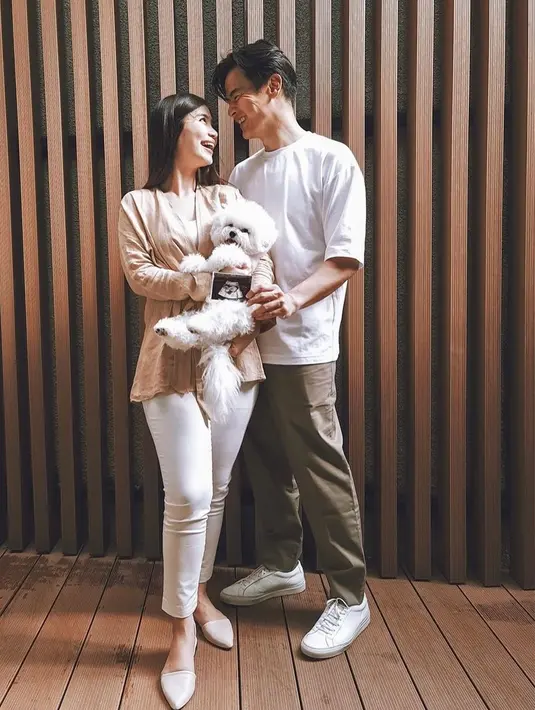 Lewat akun Instagramnya, Dion membagikan kabar yang membahagiakan ini. Terdapat empat foto dan satu video yang diunggah Dion di feed akun Instagram pribadinya. Di mana foto pertama sampai ketiga adalah wajah bahagia mereka di pernikahan pada tahun 2017. (Instagram/dionwiyoko)