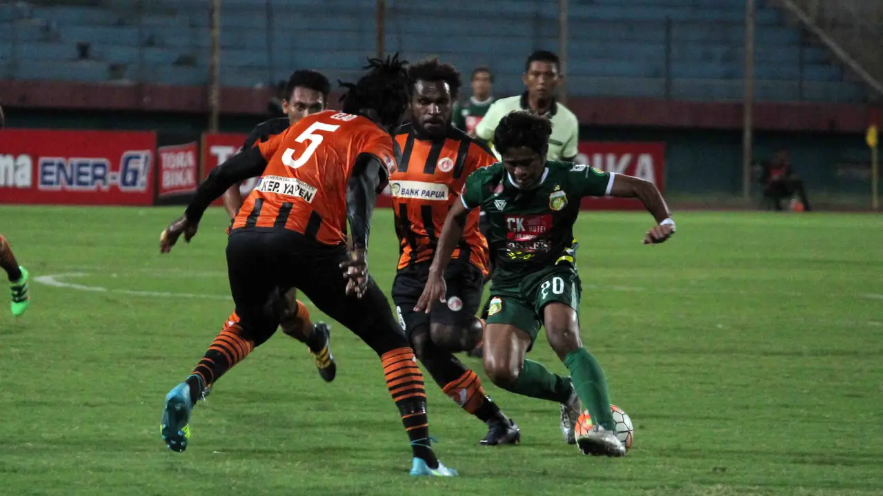 Penyerang sayap Bhayangkara Surabaya United, Ilham Udin Armaiyn, dikepung para pemain Perseru. (Bola.com/Fahrizal Arnas)