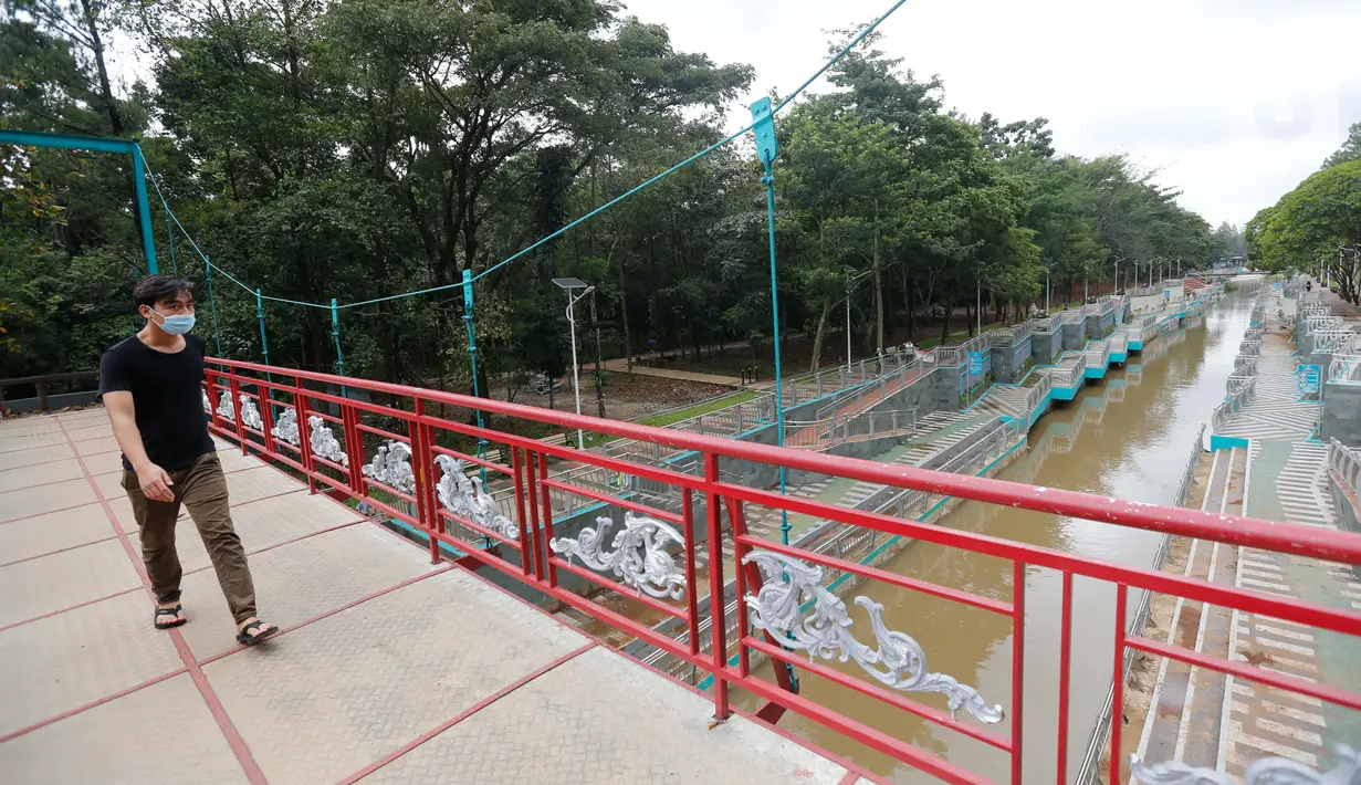 Pengunjung menyusuri kawasan Taman Kota 2 BSD yang berwajah baru di Tangerang Selatan, Jumat (19/2/2021). Revitalisasi sejumlah sarana dan prasarana tampak terus dilakukan. Diantara yang terbaru adalah pedestrian yang terbentang di sisi barat bersama dengan aliran sungai. (Liputan6.com/Angga Yuniar)