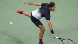 Aksi Roger Federer, mengembalikan bola saat melawan Juan Martin del Potro pada laga perempat final AS Terbuka 2017 di Arthur Ashe Stadium, New York,(6/9/2017). Federer kalah 5-7, 6-3, 6-7, 4-6. (AP/Kathy Willens)