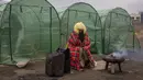Seorang perempuan terbungkus selimut mencoba untuk tetap hangat setelah melarikan diri dari Ukraina dan tiba di perbatasan di Medyka, Polandia, Senin (7/3/2022). Hampir 2 juta orang telah melarikan diri sejak Rusia menginvasi Ukraina dengan jumlah itu meningkat setiap hari. (AP Photo/Visar Kryeziu)