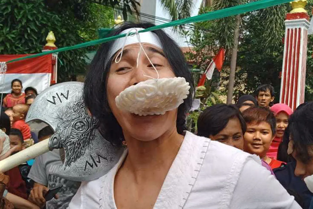 Wiro Sableng ikut lomba makan kerupuk saat Hari Kemerdekaan (Instagram/ vinogbastian__)