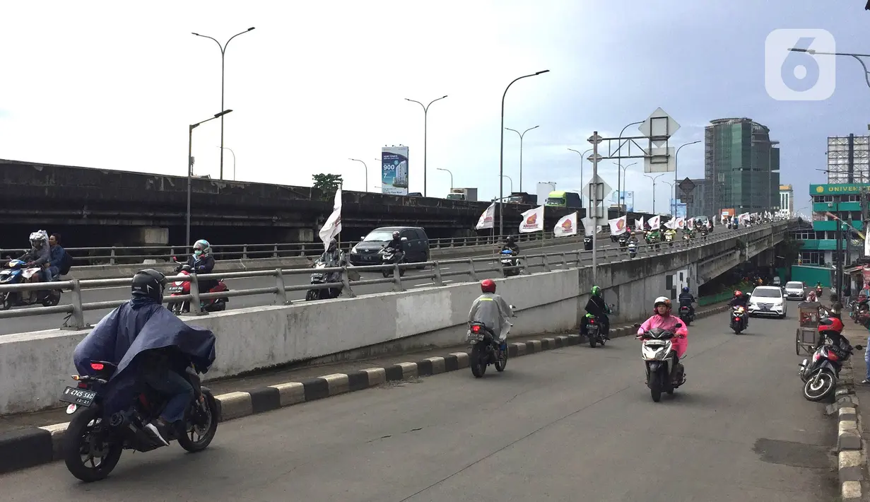 Pengendara sepeda motor melawan arus lalu lintas di sekitar flyover Tanjung Barat, Jakarta, Senin (17/2/2020). Pengendara sepeda motor nekat melawan arus lalu lintas meski perilaku buruk tersebut membahayakan keselamatan. (Liputan6.com/Immanuel Antonius)