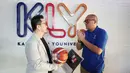 <p>Deputy CEO KapanLagi Youniverse, Danny Purnomo, mendapat cinderamata dari Direktur Komunikasi LOC Panitia Lokal FIBA World Cup 2023, Yudha Permana, saat kunjungan ke dapur redaksi Bola.com, Gondangdia, Jakarta, Selasa (8/8/2023). (Bola.com/M Iqbal Ichsan)</p>