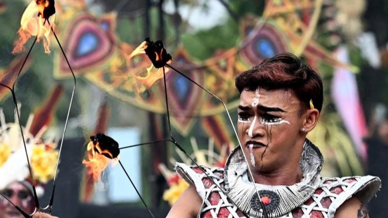 Selain itu, parade ini menjadi atraksi yang sangat menarik dan menghibur bagi warga Bali dan wisatawan yang datang berkunjung ke Bali. Foto: AFP / SONNY TUMBELAKA<br>