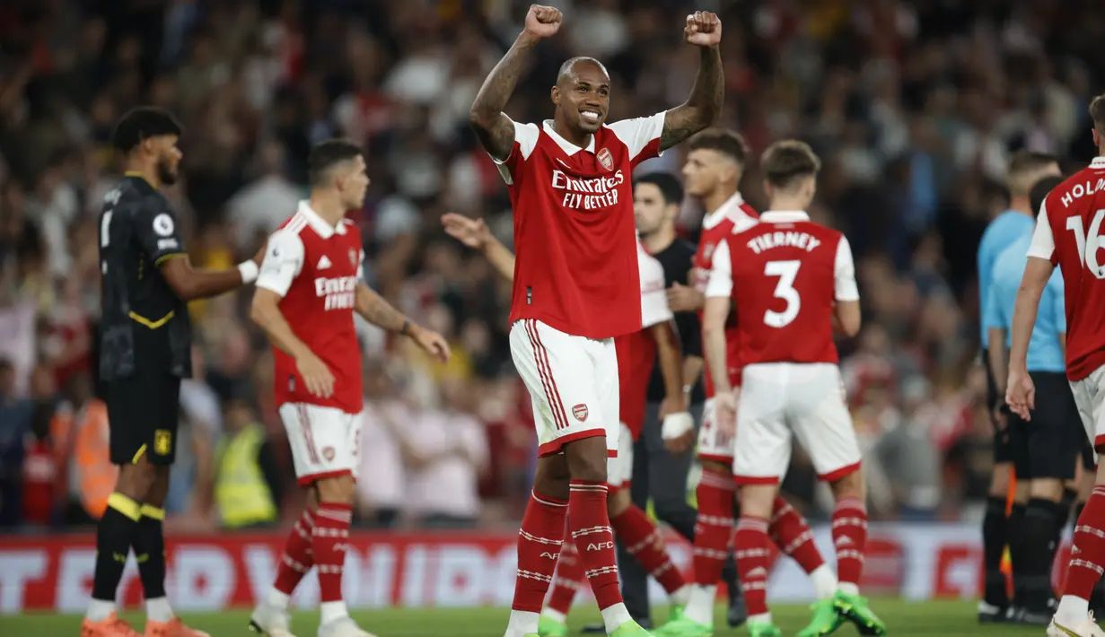 <p>Bek Arsenal, Gabriel bersama rekan setimya merayakan kemenangan atas Aston Villa usai pertandingan lanjutan Liga Inggris di Stadion Emirates di London, Kamis (1/9/2022). Arsenal menag tipis atas Aston Villa 2-1. (AP Photo/David Cliff)</p>