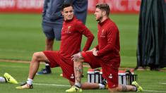 Pemain Liverpool, Philippe Coutinho (kiri) melakukan pemanasan saat berlatih bersama rekannya di Melwood Training Ground, Liverpool (7/9/2017). Latihan ini jelang melawan Manchester City pada pekan keempat Premier League. (Photo/Liverpoolfc)