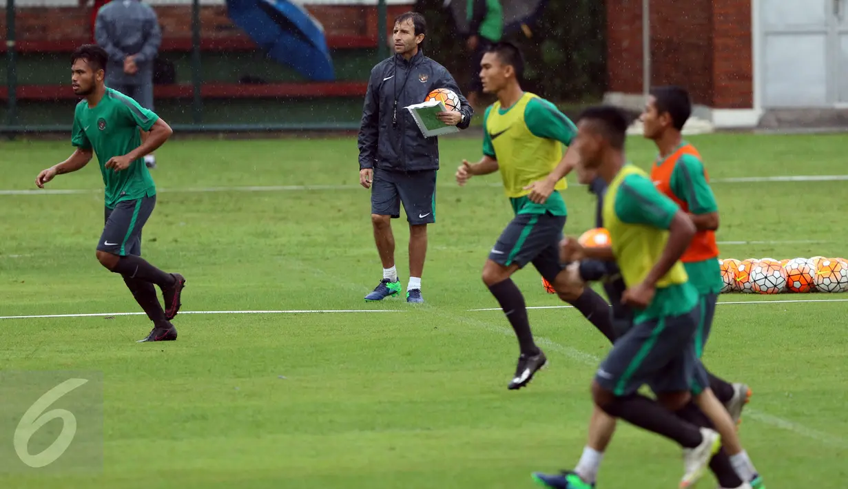 Pelatih Timnas Indonesia, Luis Milla Aspas (kedua kiri) memberi bola ke pemain saat latihan seleksi Timnas Indonesia U-22 di Lapangan SPH Karawaci, Tangerang, Selasa (21/2). 25 pemain mengikuti seleksi tahap pertama ini. (Liputan6.com/Helmi Fithriansyah)