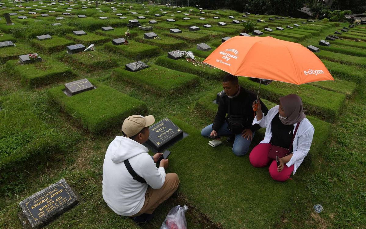 Ziarah kubur di makam khusus korban Covid-19 Srengseng Sawah