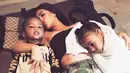 Ini saat Kim Kardashian tengah bermanja-manja dengan Saint West dan North West. (instagram/kimkardashian)
