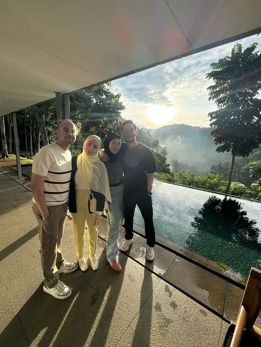Tampilan fresh Nagita Slavina padukan blazer hitam dengan inner putih, celana panjang, dan hijab warna kuning. [@raffinagita1717].
