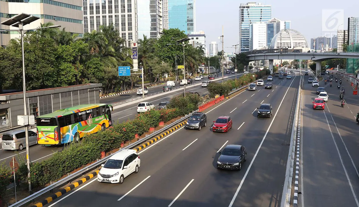 Kendaraan melintasi jalan protokol di Jakarta, Selasa (11/9). Libur tahun baru Islam yang dimanfaatkan warga Jakarta untuk berlibur menyebabkan kondisi lalu lintas Ibukota lebih lengang dibanding hari biasa. (Liputan6.com/Immanuel Antonius)