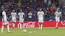 Para pemain Real Madrid bereaksi setelah pemain Levante mencetak gol ke gawang mereka pada pertandingan La Liga Spanyol di Stadion Ciutat de Valencia, Valencia, Spanyol, Minggu (22/8/2021). Pertandingan berakhir dengan skor 3-3. (AP Photo/Alberto Saiz)