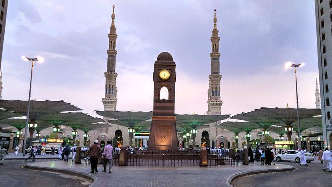 Suasana jemaah calon haji seluruh dunia memasuki pintu gerbang Masjid Nabawi, Kota Madinah, Arab Saudi menjelang petang. (LIputan6.com/Wawan Isab Rubiyanto)