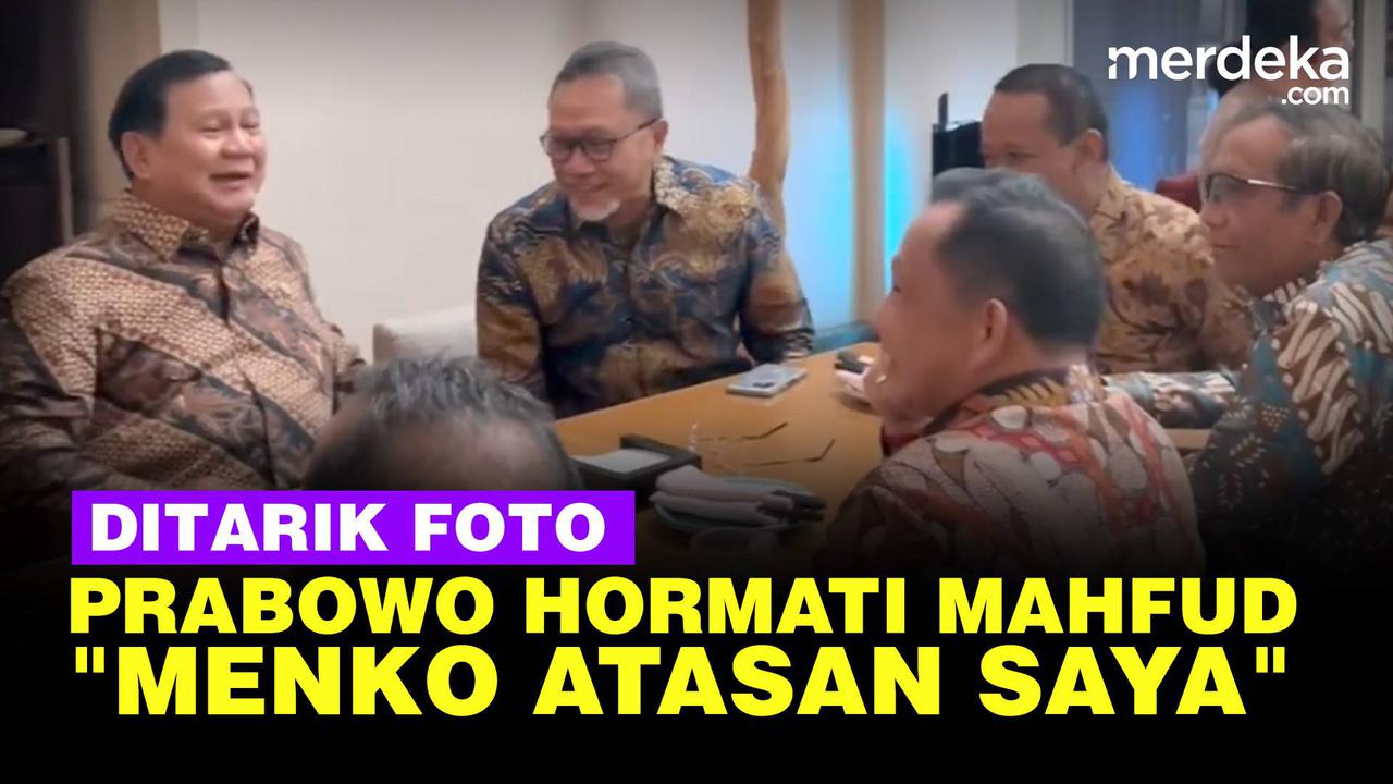 VIDEO: Prabowo Ditarik Foto Duduk di Tengah "Mahfud Atasan Saya, Kualat Loh"