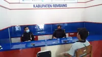 Bawaslu Kabupaten Rembang belum menggelar penertiban terkait stiker Paslon yang ditempel di kendaraan umum atau plat kuning yang berada di kota setempat (Liputan6.com/Ahmad Adirin)