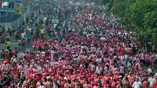 Jalan MH.Tamrin dipenuhi ribuan orang dengan berbusana serba Pink, Minggu (12/10/14) (Liputan6.com/Miftahul Hayat) 