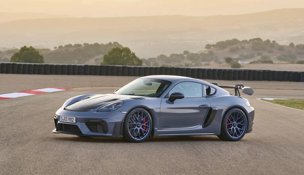 Porsche 718 Cayman GT4 RS: Mobil yang difokuskan untuk trek ini memiliki keunikan yang gila. Di balik dimensinya yang kompak, tersimpan unit mesin dari Porsche GT3 bertenaga 493 Hp dengan redline 9.000 rpm. Sangat buas untuk sebuah Cayman. Catatan waktu di sirkuit Nürburgring pun terhitung sangat cepat, bahkan mampu mengalahkan McLaren 720s, Mercedes-AMG GTR Pro, hingga Porsche 911.2 GT3 RS. (Source: newsroom.porsche.com)