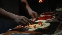 Sebuah restoran piza di Yogyakarta menyajikan piza dengan proses pembuatan yang cukup unik. Fransis Pizza menarik perhatian memasak pizza dengan oven batu dan kayu bakar. (foto: Tifani)