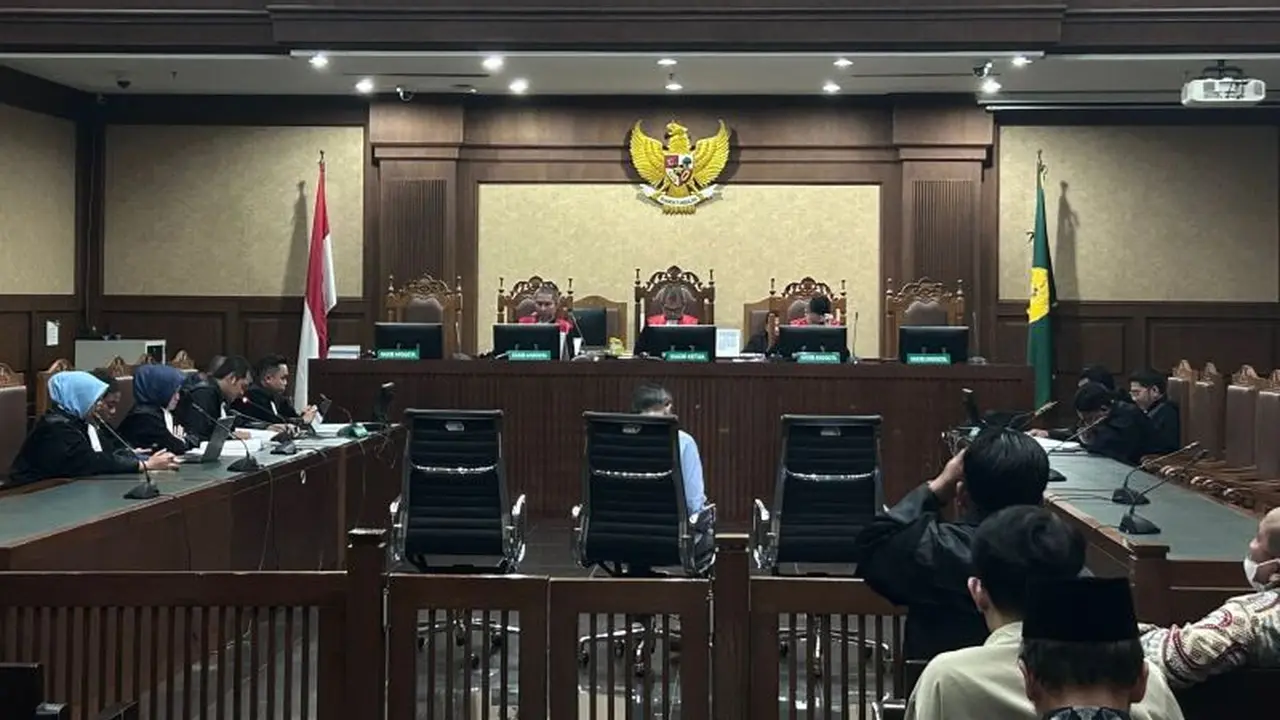 SIdang tiga hakim terima suap dari terdakwa kasus korupsi minyak mentah