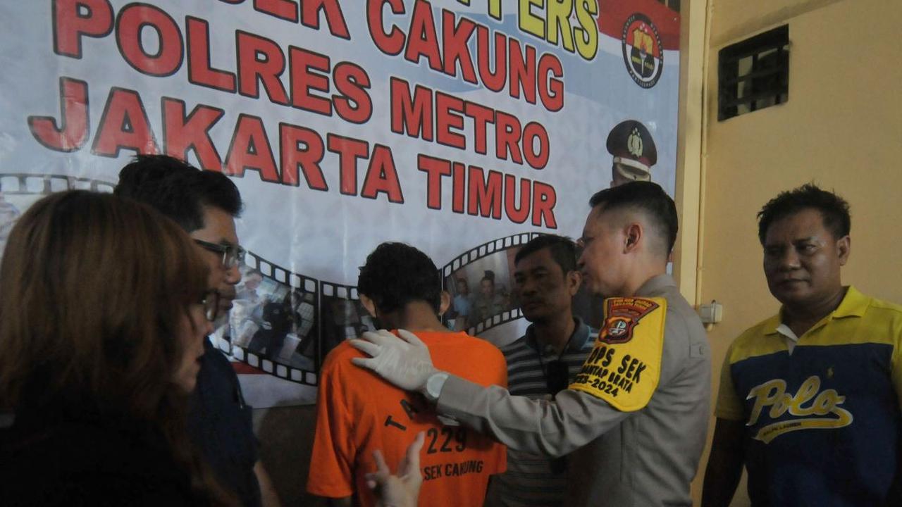 Kapolsek Cakung Kompol Panji Ali Chandra (dua kanan) menghadirkan tersangka PCR alias Adit dalam rilis kasus peredaran narkoba di Polsek Cakung, Jakarta, Jumat (14/6/2024). Tersangka Adit ditangkap di Malaka Jayam, Duren Sawit, Jakarta Timur, pada Senin 