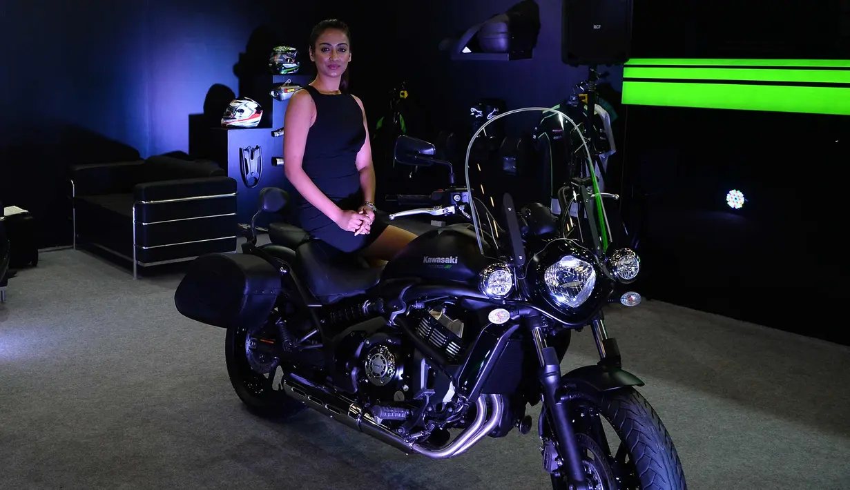 Seorang model berpose di samping Kawasaki Vulcan S yang dipamerkan dalam India Auto Show di Greater Noida, New Delhi, India, (8/2). (AFP Photo/Sajjad Hussain)
