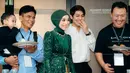 Ini adalah potret di balik layar Lesti Kejora sebelum konser tunggal pertama kalinya digelar. Tak hanya sekadar doa bersama, di momen ini juga ada agenda potong tumpeng bersama. Meski diselimuti kebahagiaan, namun wajah tegang Lesti Kejora dan keluarga tak bisa disembunyikan karena konser ‘Sang Kejora’ ini merupakan konser pertama pedangdut berusia 25 tahun itu. (Liputan6.com/IG/@lestikejora)