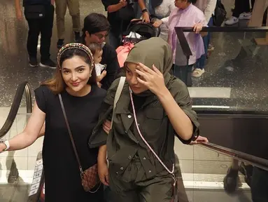 Saat berlibur ke Thailand dengan Atta Halilintar dan kedua anak mereka, Aurel tampil memukau. Mengenakan hijab modern, ia memperlihatkan tubuh rampingnya di jalanan Thailand. Mereka mengunjungi beberapa destinasi populer sambil menikmati momen keluarga. (Liputan6.com/IG/@aurelie.hermansyah)