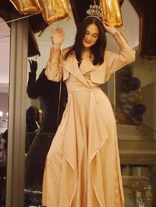 Sama halnya dengan yang satu ini. Luna Maya berpenampilan glamor seperti ini saat sedang merayakan malam pergantian tahun. Terlihat dari head piece di kepalanya yang bertuliskan ‘Happy New Year”. (Instagram/lunamaya)