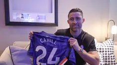Mantan bek tim Liga Premier Inggris, Chelsea, Gary Cahill, menunjukkan jerseynya saat hadir di Jakarta, Sabtu (29/11/2025) sore WIB. Mantan bek tim Liga Premier Inggris, Chelsea, Gary Cahill hadir di Jakarta, Sabtu (29/11/2025) sore WIB. (Bola.com/Abdul Aziz)