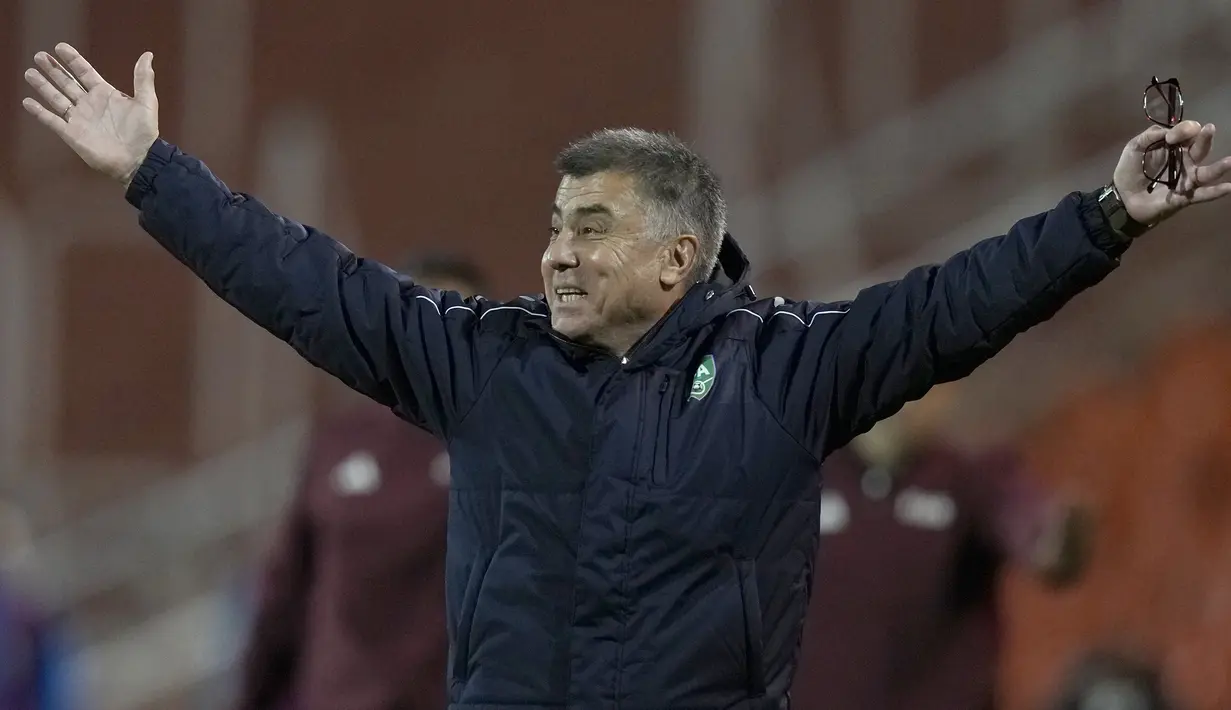 Reaksi kecewa pelatih Timnas Uzbekistan U-20, Ravshan Khaydarov terhadap keputusan wasit saat menghadapi Israel pada laga babak 16 besar Piala Dunia U-20 2023 di Malvinas Argentinas Stadium, Mendoza, Argentina, Rabu (31/5/2023) dini hari WIB. (AP Photo/Ricardo Mazalan)