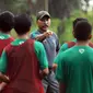 Pelatih Timnas Indonesia U-16, Fakhri Husaini memberi arahan pada pemain saat latihan seleksi di Lapangan NYTC, Sawangan, Depok, Senin (27/3). 55 pemain mengikuti latihan seleksi masuk Timnas Indonesia U-16. (Liputan6.com/Helmi Fithriansyah)